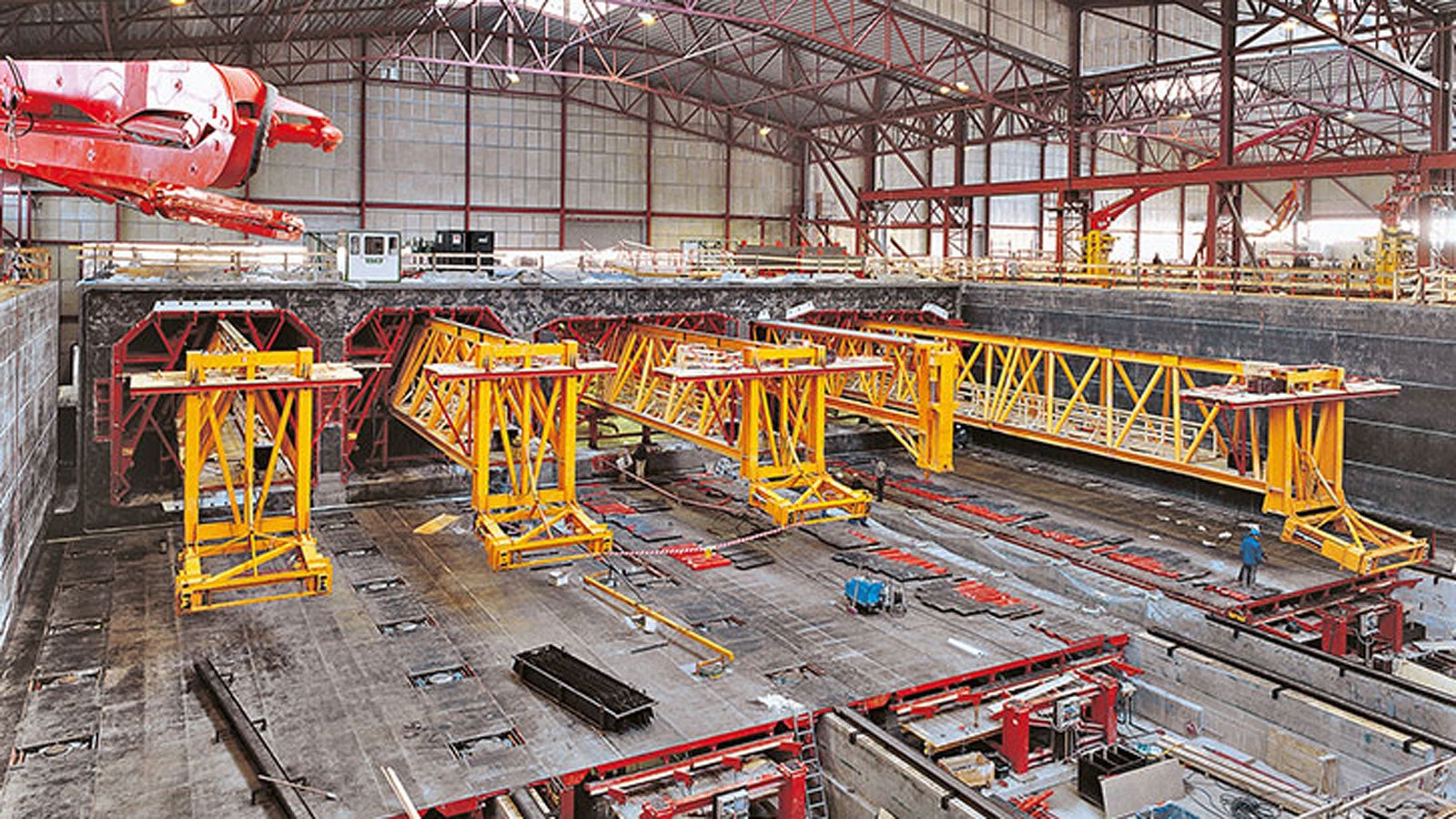 <p>Posebno izgrađena mobilna fabrika proizvodi segmente tunela u suvom doku. Pojedinačni elementi tunela prevoze se pontonima na otvoreno more i spu&amp;scaron;taju na morsko dno.</p><br/>