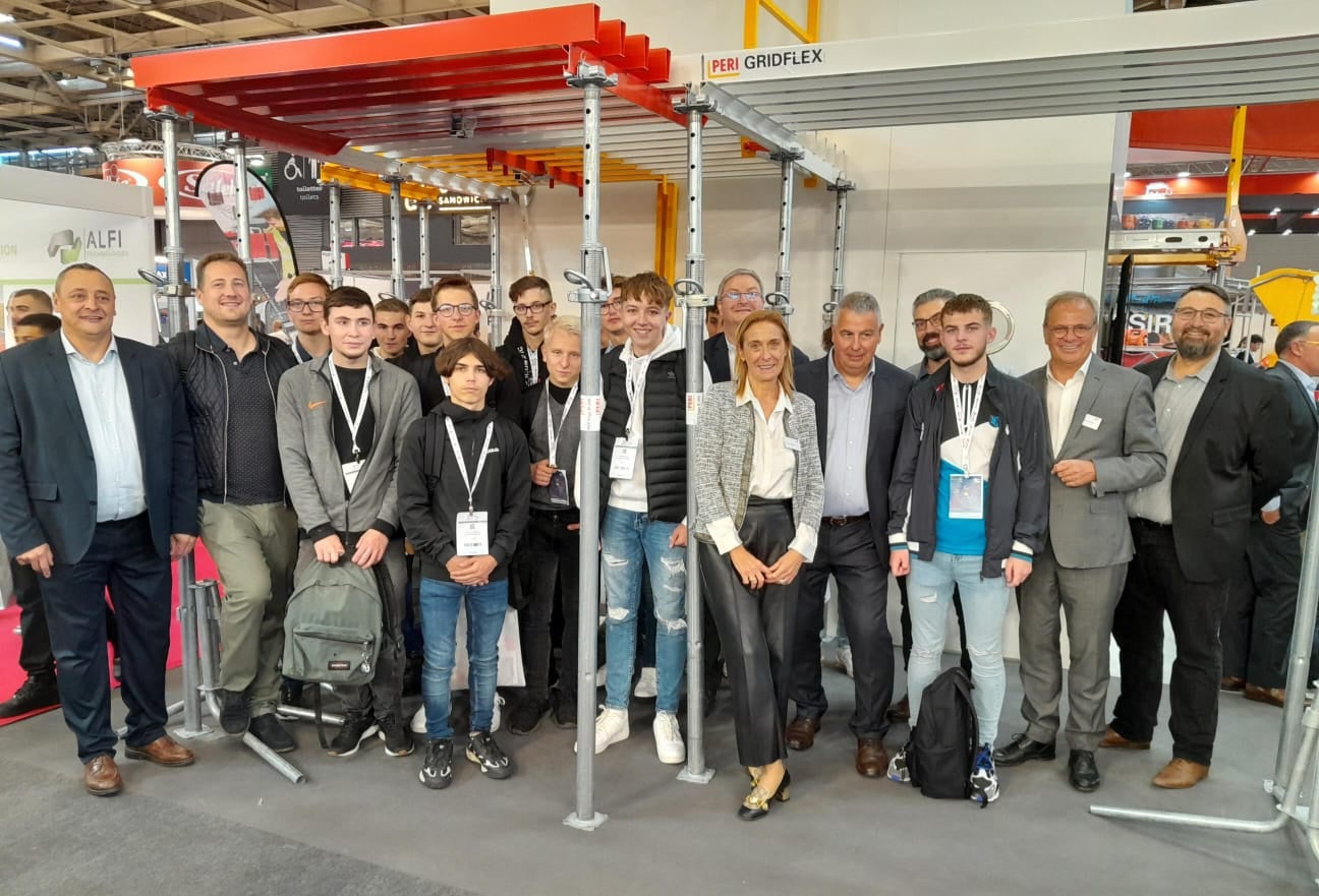 PERI France sur Batimat 2022 : le salon Batimat est aussi l’occasion de préparer les futures générations aux métiers et matériels du BTP. <br/>Ici, des élèves du lycée professionnel Louis Blériot de Cambrai qui étaient venus spécialement pour l’occasion. (Photo : PERI France)<br/>