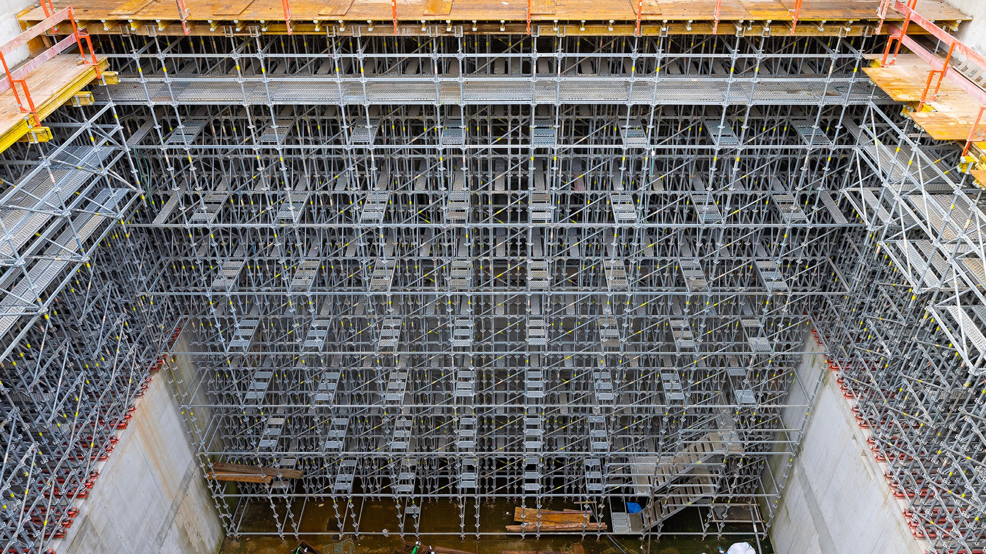 Unterhalb des 3. OG mussten die hohen Lasten teils bis zu 17,25 m in die Bodenplatte des 2. UG abgeleitet werden.