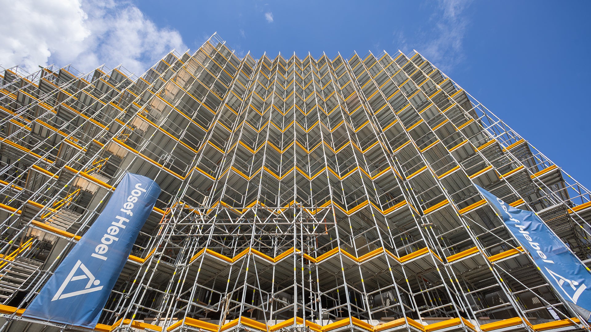 Die Rohbauerstellung durch die Josef Hebel GmbH &amp; Co. KG erfolgte nahezu unsichtbar im Schutz und mit Unterstützung einer baubegleitenden PERI UP Einrüstung.