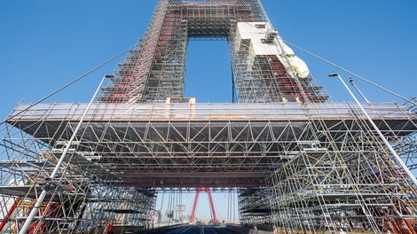 Paralleelselt VARIOKIT sõrestiktaladest konstruktsiooni ehitamisega tehti LGS (Lattice Girder System) süsteemist tööplatvorm. (Photo: PERI GmbH)<br/>