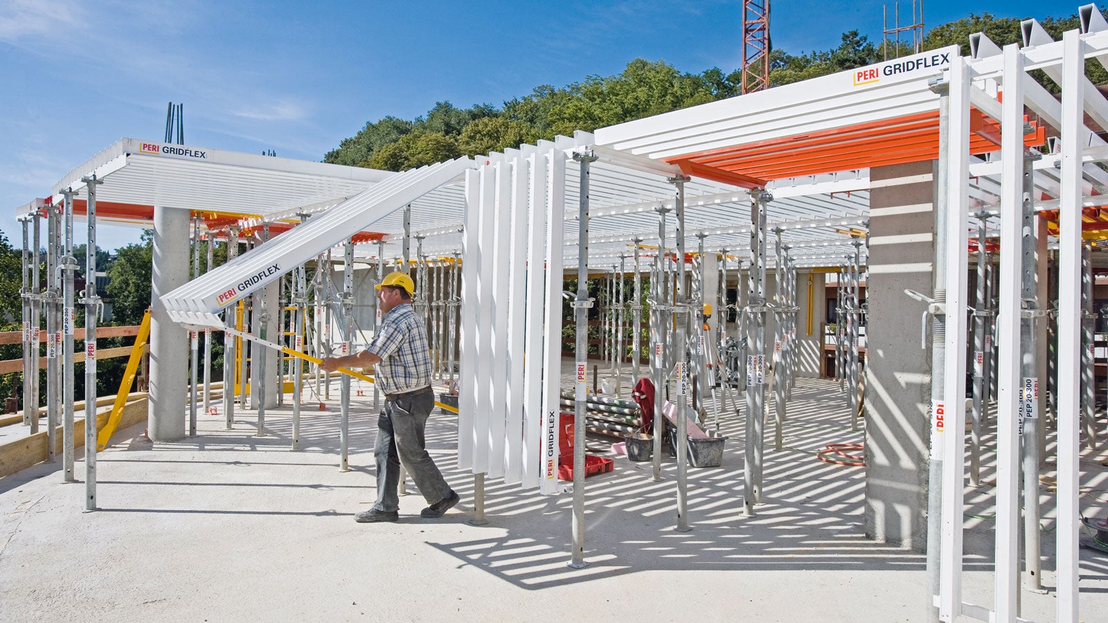 Монтаж без усилие: само окачвате, повдигате и подпирате платната