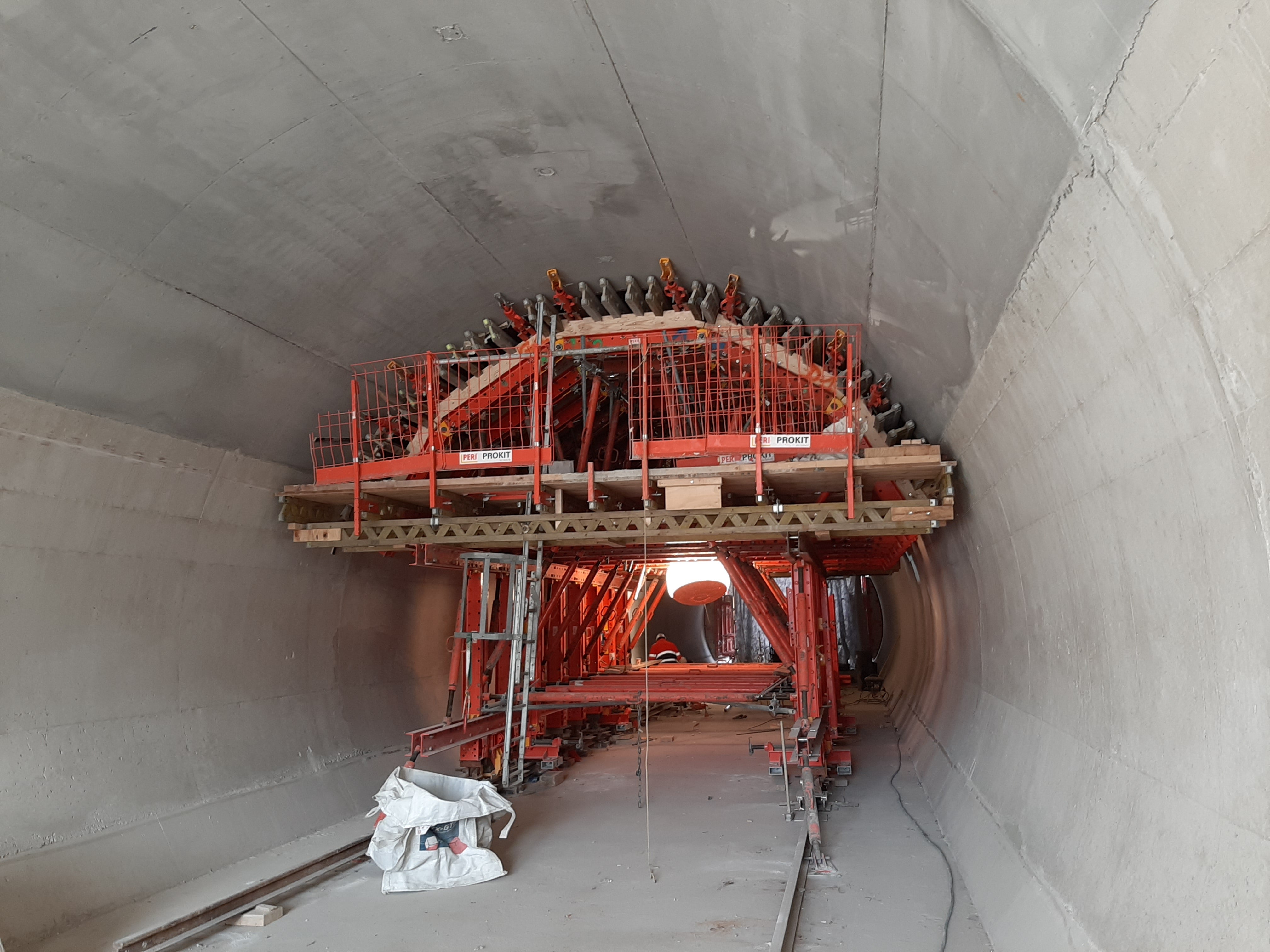 Coffrage d’une buse sous l’A36 à Marchaux (25) : coffrage piédroits TRIO/caisson bois et outil voûte VARIOKIT coulé en béton auto-plaçant.<br/>(Photo : PERI France)<br/>