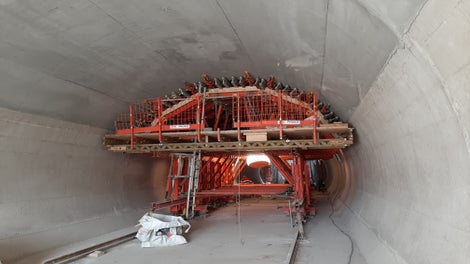 Coffrage d’une buse sous l’A36 à Marchaux (25) : coffrage piédroits TRIO/caisson bois et outil voûte VARIOKIT coulé en béton auto-plaçant.<br/>(Photo : PERI France)<br/>