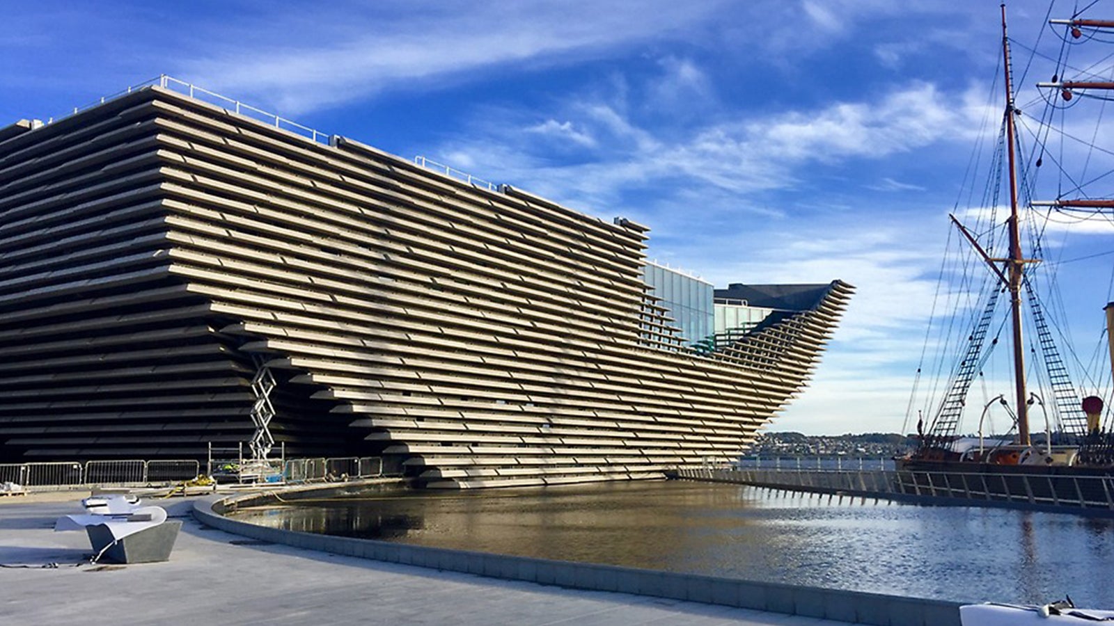 The Scottish branch of London's Victoria &amp; Albert Museum in Dundee combines architecture with the nature and history of the place and is inspired by the rugged coastal formations of the surrounding area. The outer shell of the building by Japanese architect Kengo Kuma features black surfaces of the highest exposed concrete quality, reminiscent of sedimentary rock.