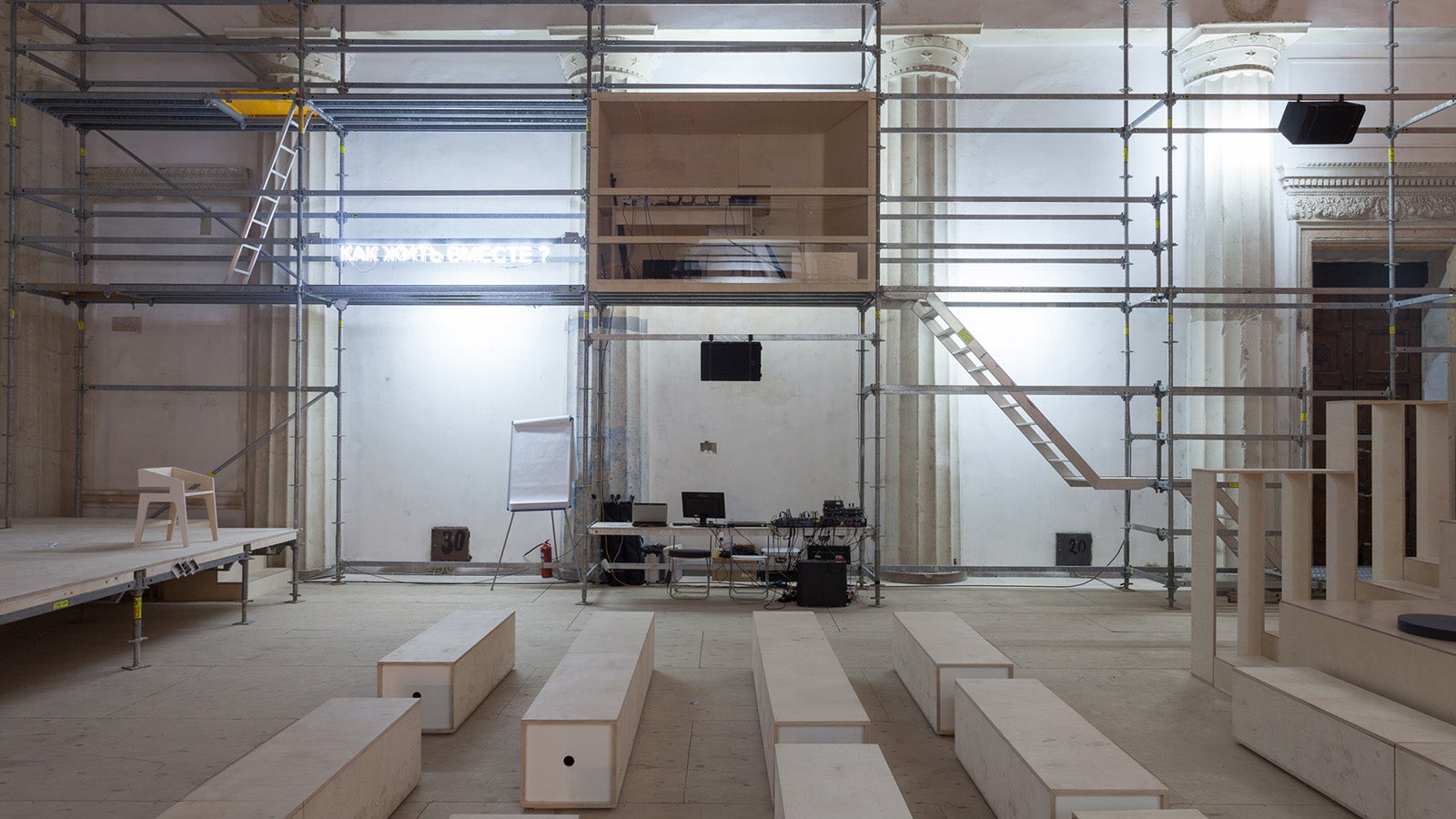 Конструкции из системы лесов PERI служили не только в качестве опоры для размещения экспонатов, на них также размещалась будка для переводчиков, участвовавших в пресс-конференции.