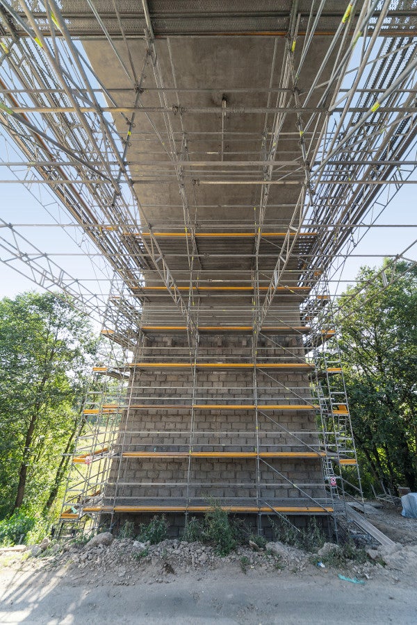 Výška lešení pro sanaci dosahovala místy až 22 m a příhradovými nosníky bylo překlenováno rozpětí 14 m. Pro správnou funkci a přístup k pilířům muselo být téměř každé patro lešení vyztuženo diagonálami UBK. Zde bylo využito variability systému PERI UP Flex.