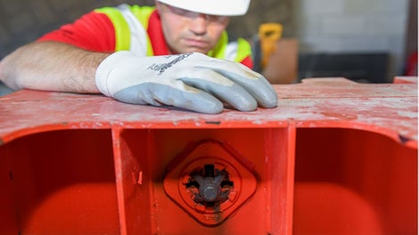 To optimise assembly speed and efficiency, the one-man-handled and self-aligning X-Bolt connections minimise assembly time and labor costs.