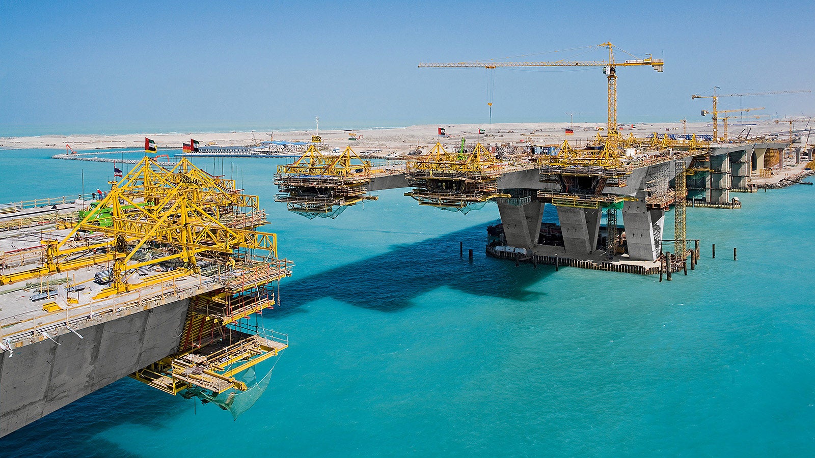 The large spans in the middle bridge sections were concreted by means of the balanced cantilever method.