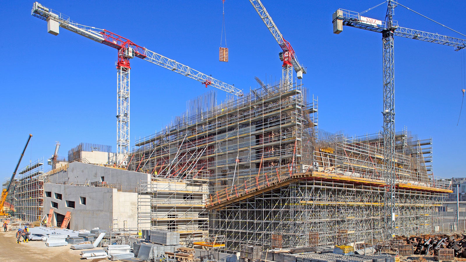 The PERI UP Rosett modular scaffolding was used as shoring and working scaffold. PERI UP Rosett nodes at 50 cm spacings provided connecting possibilities in all directions. In those areas with particularly high loads, the legs were bundled together by means of 25 cm long ledgers in 25 cm increments.