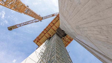 Wichtige Bestandteile des PERI Gesamtkonzepts für die Saaletalbrücke sind verschiedene Schalungssysteme und der VARIOKIT Ingenieurbaukasten. Der PERI UP Gerüstbaukasten sorgt mit seinen Treppen für den sicheren Zugang zu den höher gelegenen Arbeitsplätzen. 