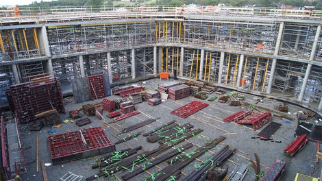 Her ser man PERI utstyr som MAXIMO, PERI UP Reis og Multiprop Støtte. Det er PERI UP i kombinasjon med Multiprop