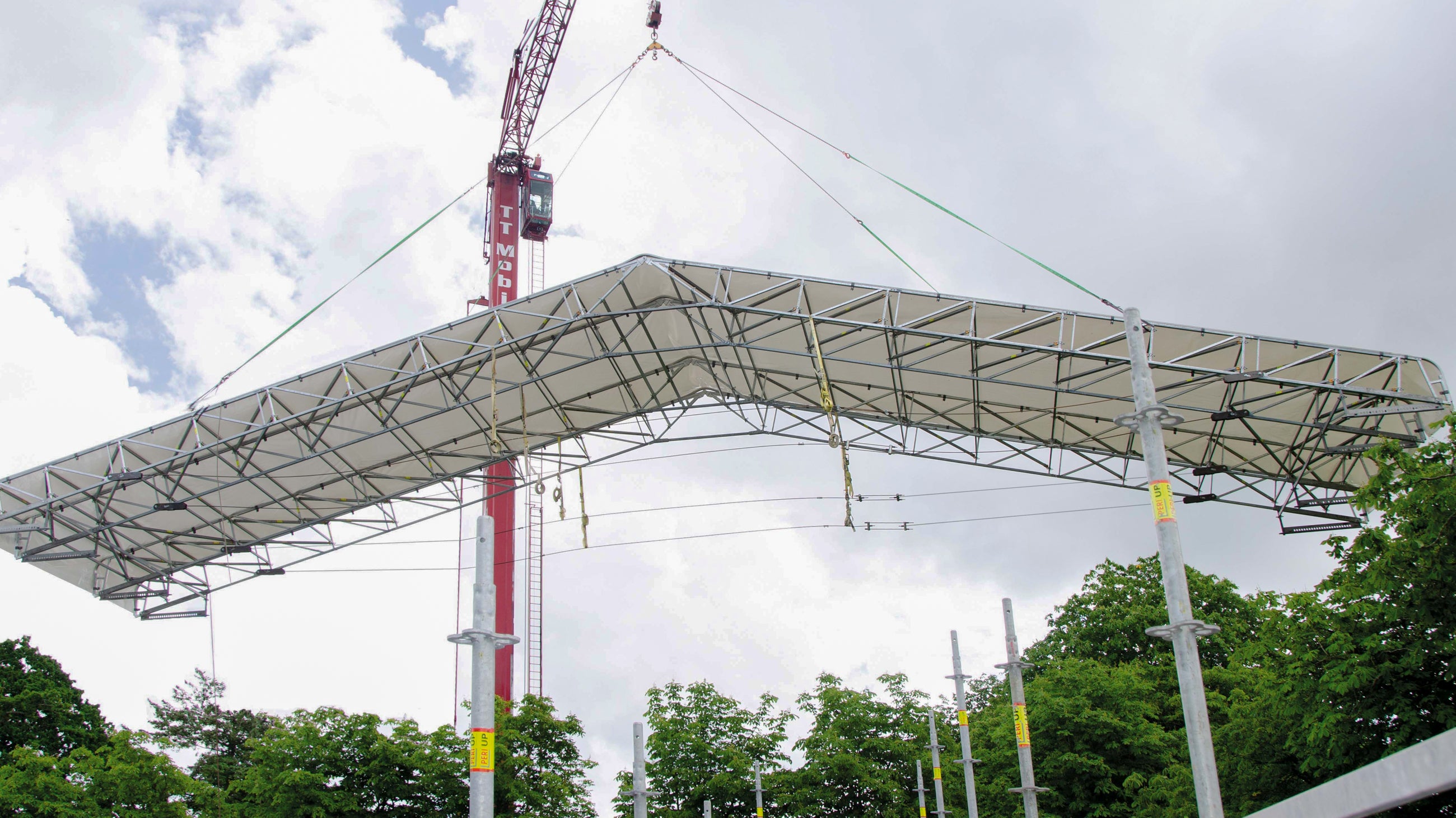 När kassetterna är byggda ihop hissas den på plats med hjälp av en kran.