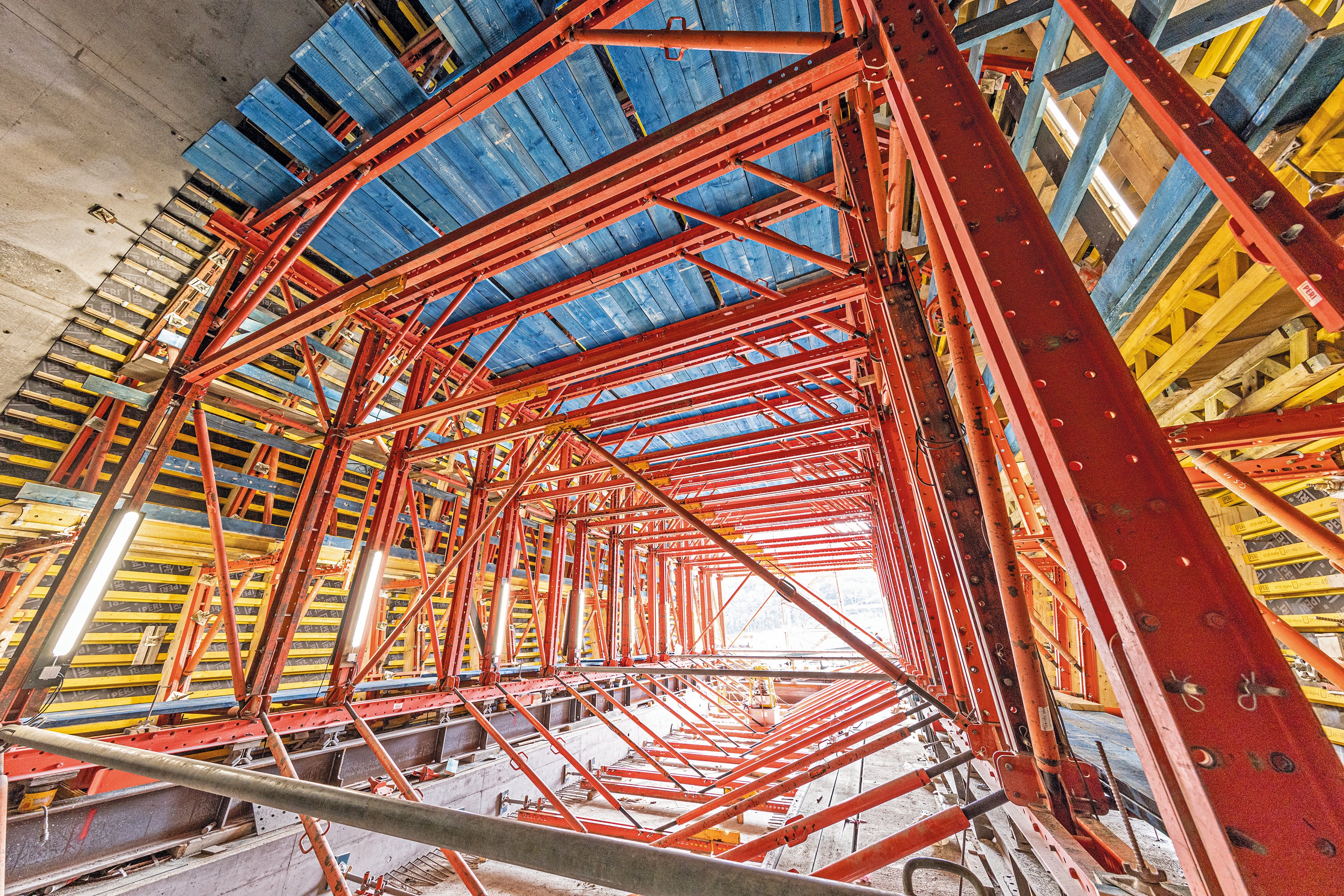 The PERI Tunnel Formwork Carriage had its basis in the VARIOKIT Engineering Construction Kit with rentable system components. In this way, a customised project solution could be developed in the shortest possible time.<br/>(Photo: PERI SE)<br/>