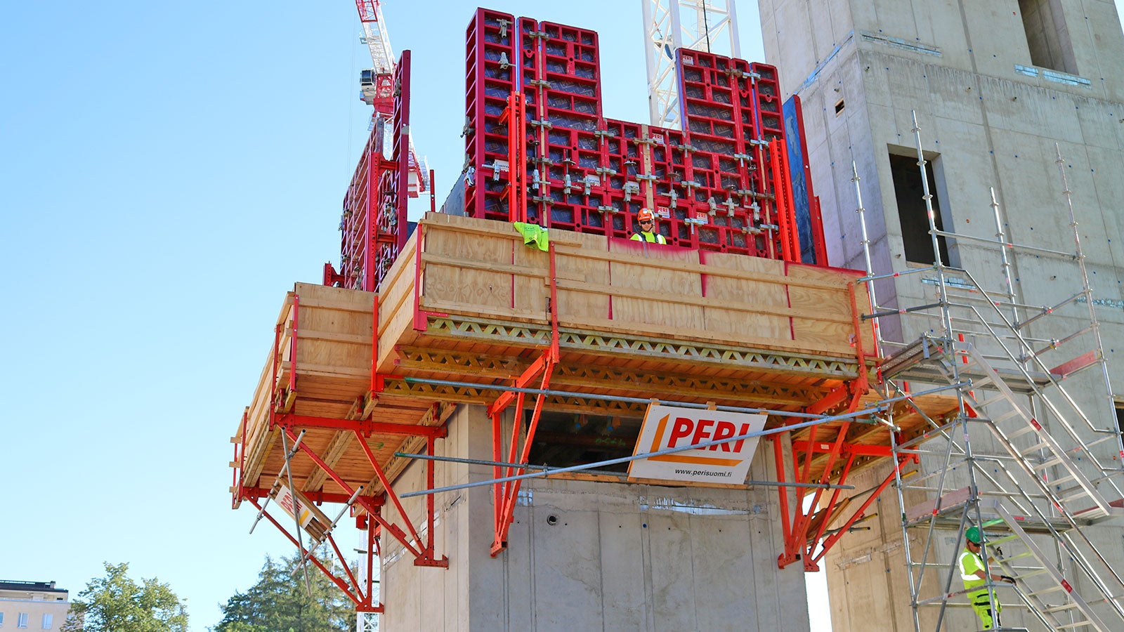 11 kappaletta kuiluja valettiin valmiiksi esiasennetuilla CB 240 –työtasojärjestelmillä yhdessä MAXIMO-järjestelmämuotin kanssa.