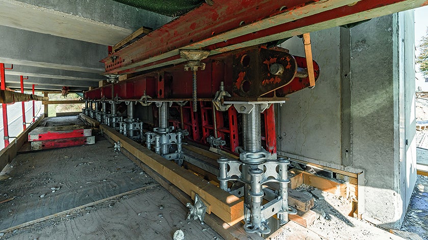 Podepření prefabrikovaných nosníků u opěry.