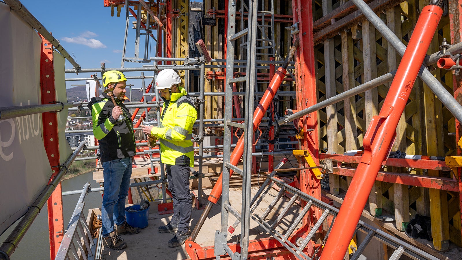 Budowa mostu przez rzekę San w Sanoku.