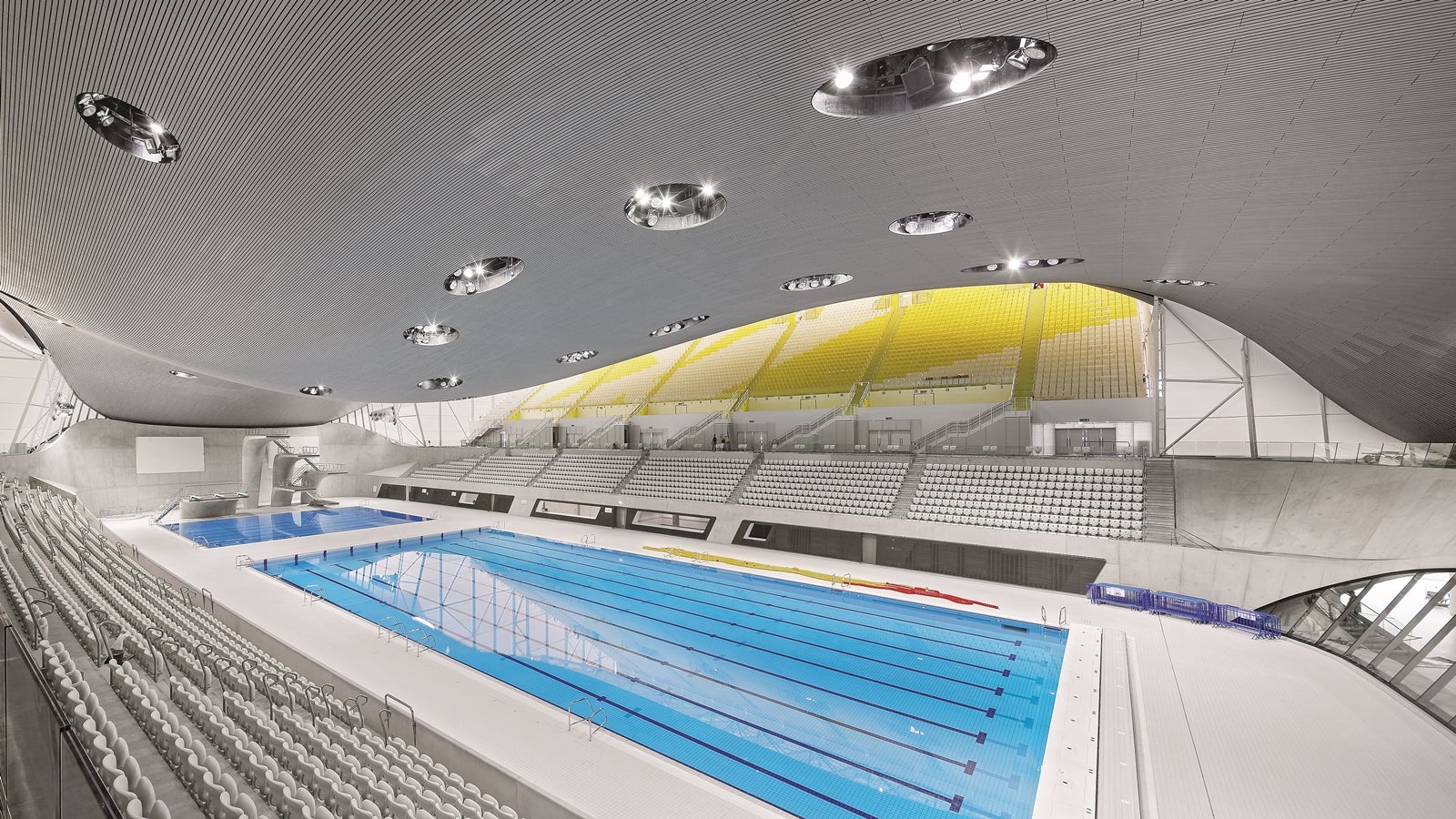 プールサイド観客席から<br/><br/>