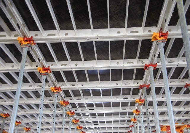 Une réduction des besoins en matériels sur site, grâce au décoffrage anticipé avec tête de décintrement.