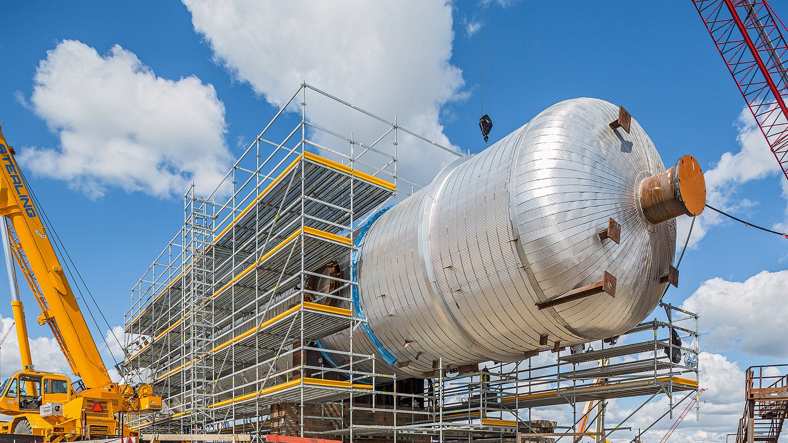 The flexible and safe PERI UP modular scaffolding is proving itself more and more in industrial applications – as for the construction of this oil sand refinery in Canada. 