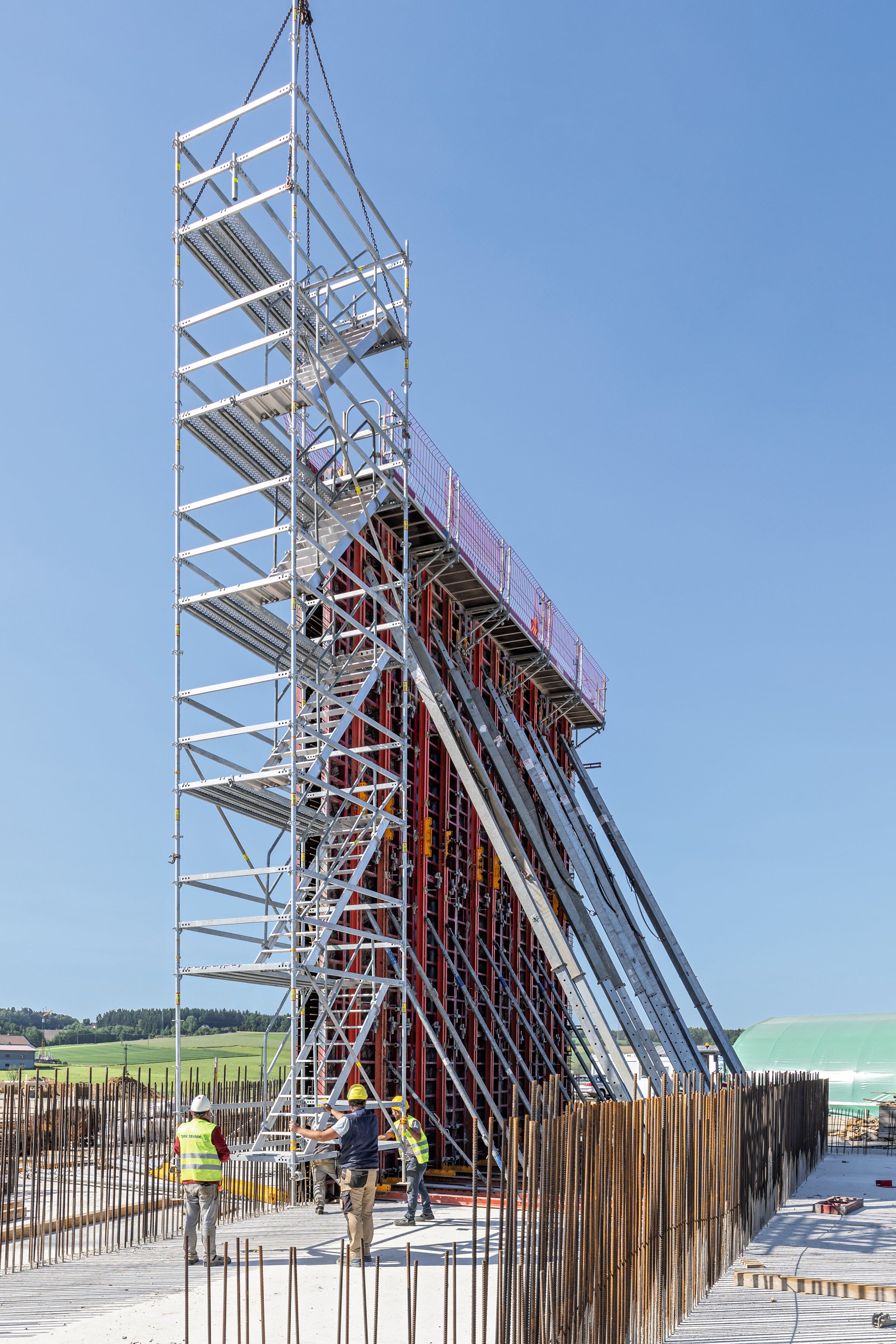Schalung, Bewehrungsgerüst und Treppentürme sind kranversetzbar ausgebildet.