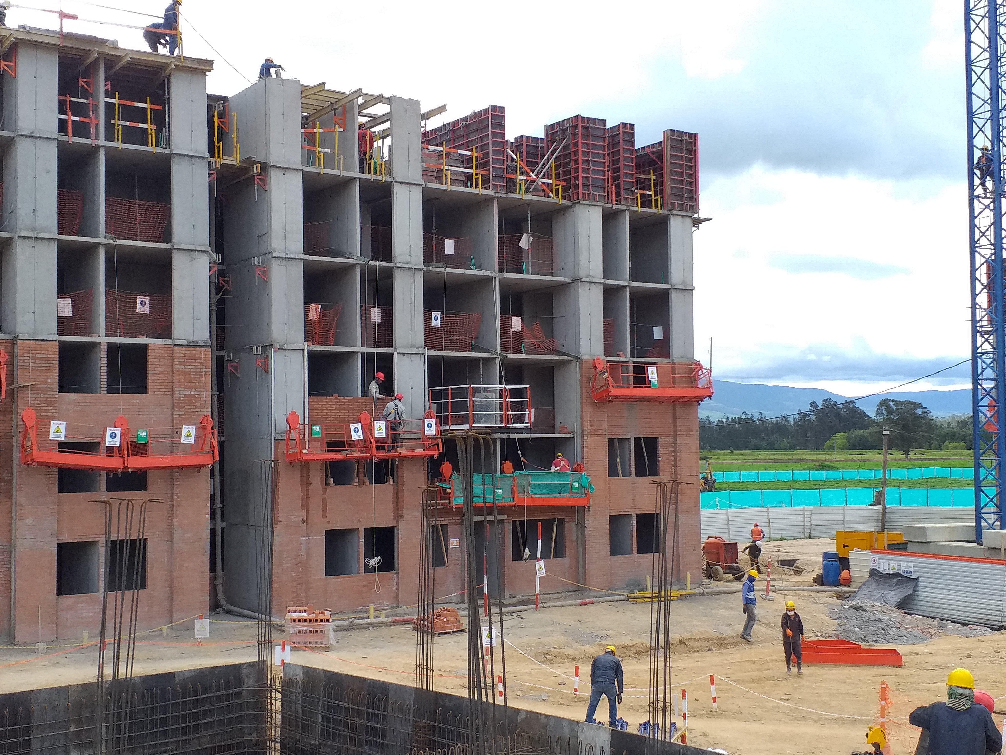 El sistema de encofrado LIWA ara encofrado de muros en conjunto con MULTIFLEX para encofrado de losas, dan forma a grandes proyectos de vivienda.