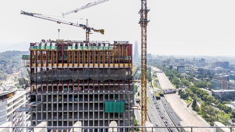 El proyecto original de la Torre Santa María, consideraba ‘dos torres gemelas’ y estuvo inconcluso por más de 35 años. La Nueva Santa María nace con el fin de completar este conjunto, posee líneas contemporáneas, espacios privados de uso público y obras viales para una conexión expedita. La nueva Santa María rescata un proyecto inconcluso. 