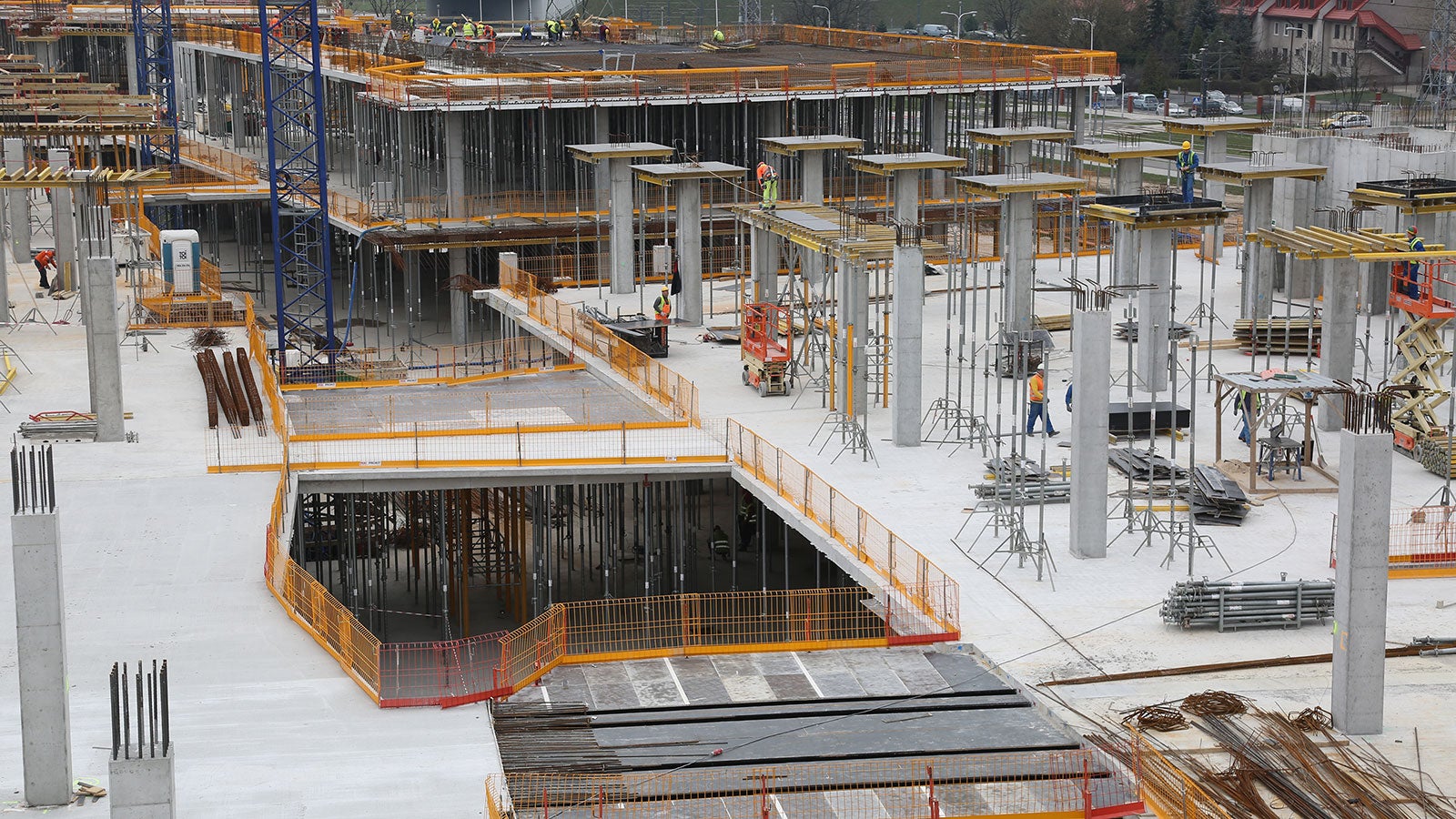 Zabezpieczenia krawędzi PERI PROKIT zapewniają bezpieczną i wydajną pracę przy budowie Galerii Północnej w Warszawie