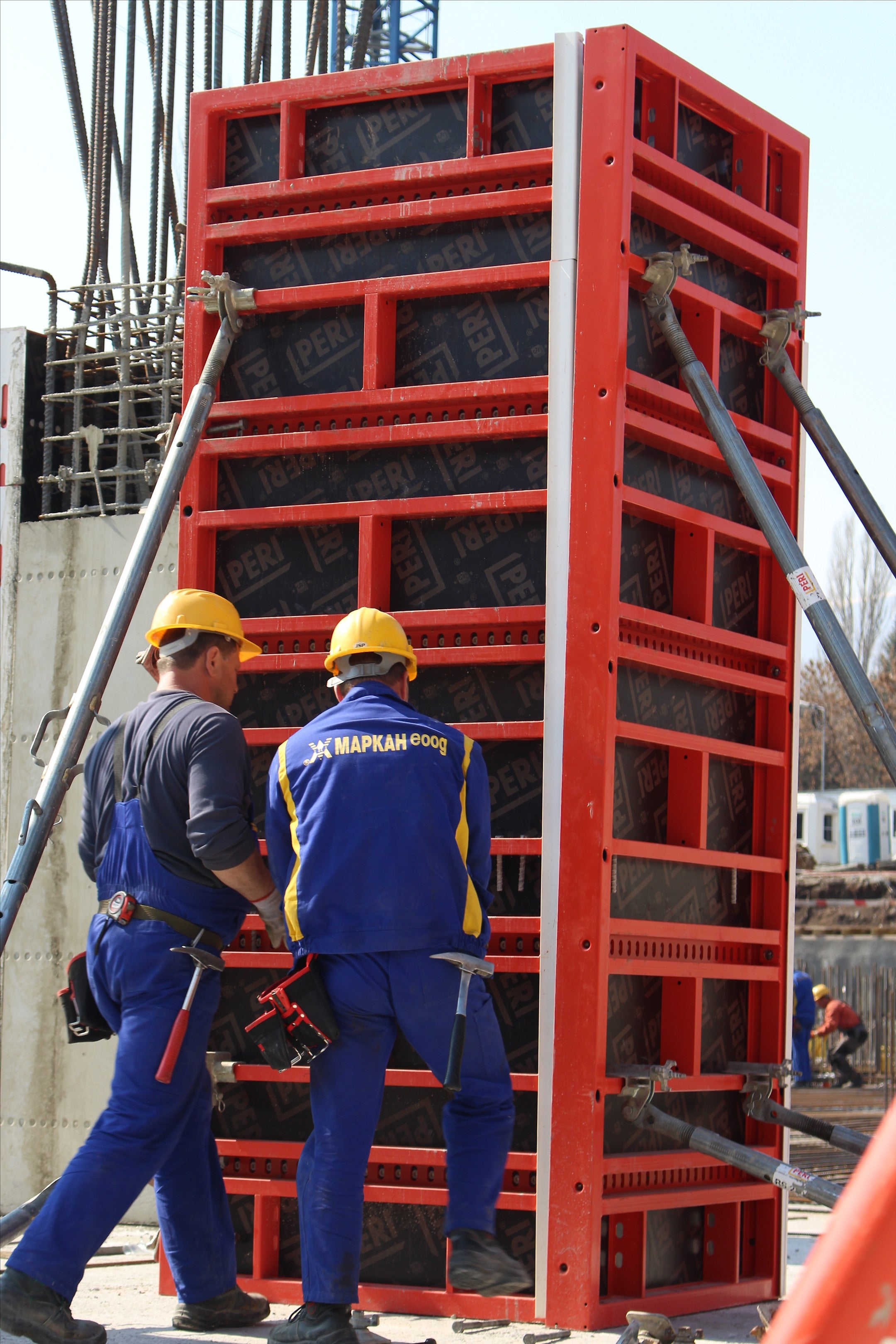 Бърз и лесен монтаж на TRIO Кофраж за колони с доказалата се направляваща скоба BFD