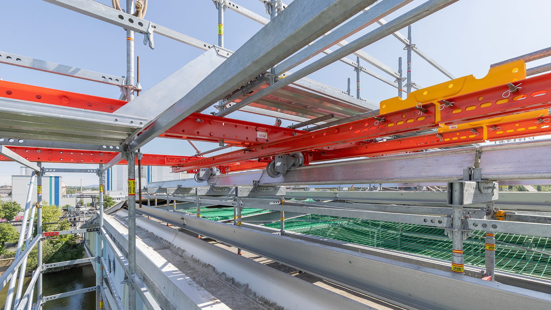 Fahrwerk und -schiene der LGS Wetterschutzdachlösung ergänzten das auf PERI UP und VARIOKIT basierende Gerüstkonzept.