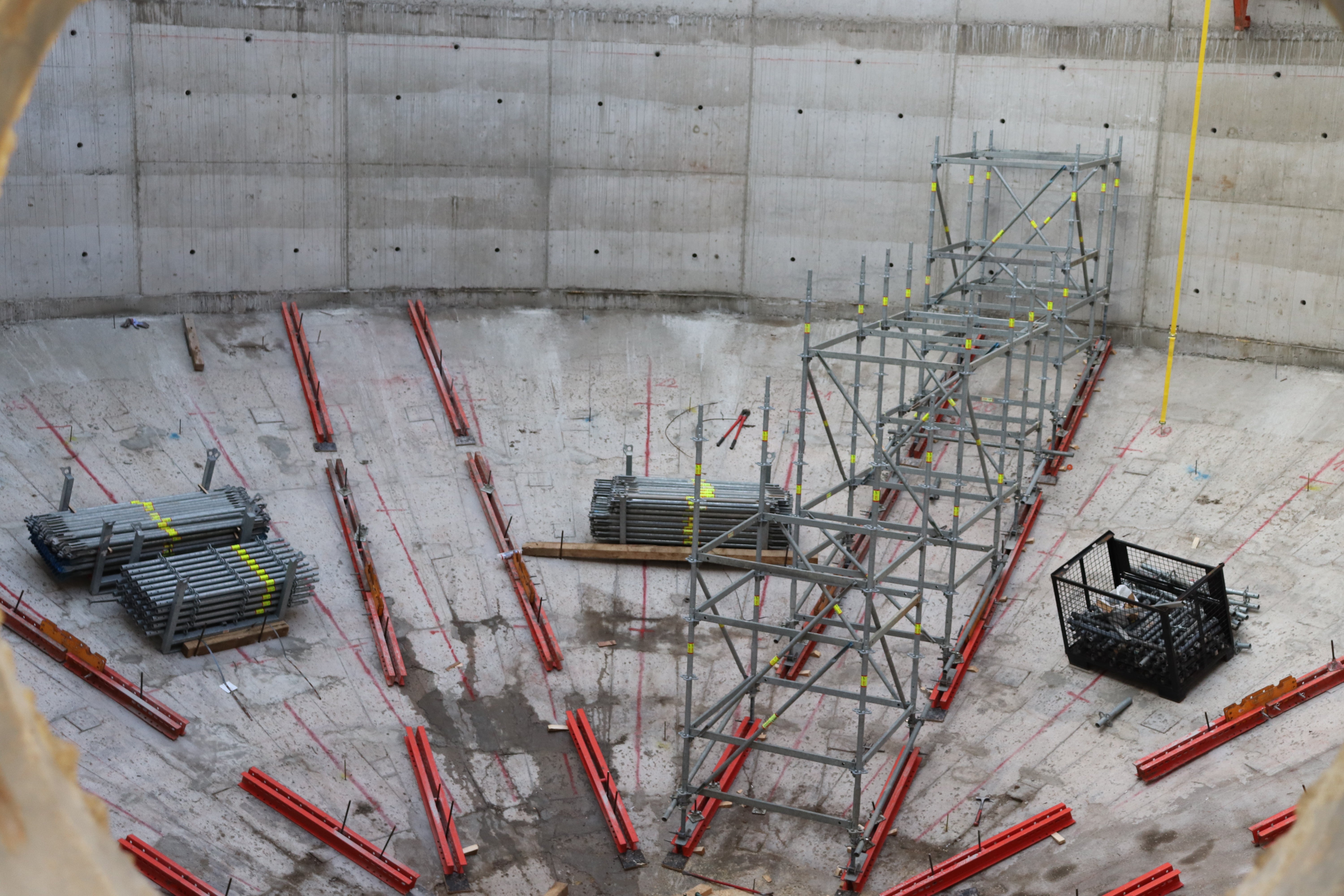 Монтаж на подпорно скеле PERI UP Flex в кухината на конструкцията на метантанка по конична повърхност върху стоманени профили SRU