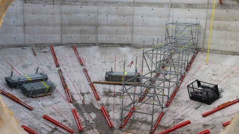 Монтаж на подпорно скеле PERI UP Flex в кухината на конструкцията на метантанка по конична повърхност върху стоманени профили SRU