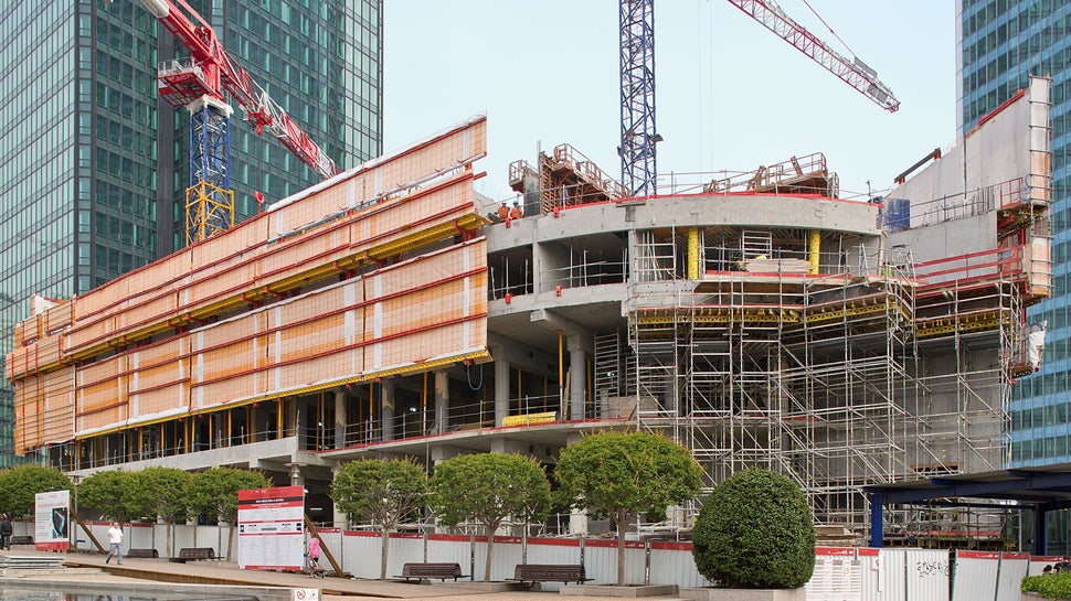 Para a construção do Hotel Meliá, na área de escritórios de La Défense, a PERI desenvolveu uma solução abrangente de formas para escalada. Isto serve não só como um recinto, o que garante a segurança das equipes de construção em todos os momentos, mas também suporta os parapeitos pré-fabricados durante a montagem.