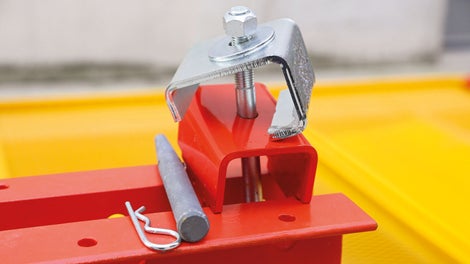 The clamp connector for fixing to the climbing rails can be quickly and easily mounted.<br/>
