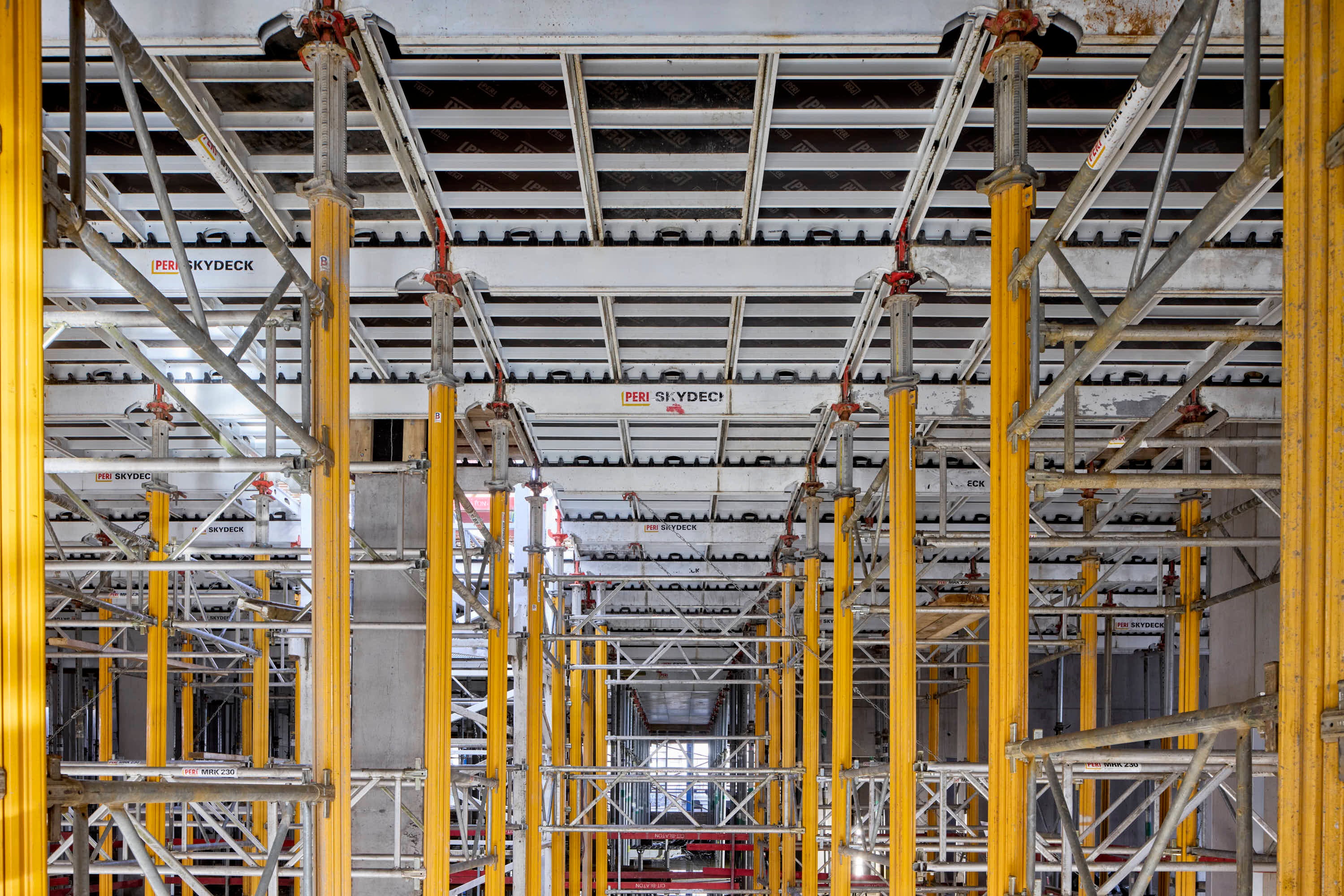 Met MAXIMO en DUO voor de wanden, QUATTRO voor de kolommen, SKYDECK voor de vloeren en PERI UP ondersteuning voor balken en gevel zorgde PERI voor een bekistingsoplossing op maat.