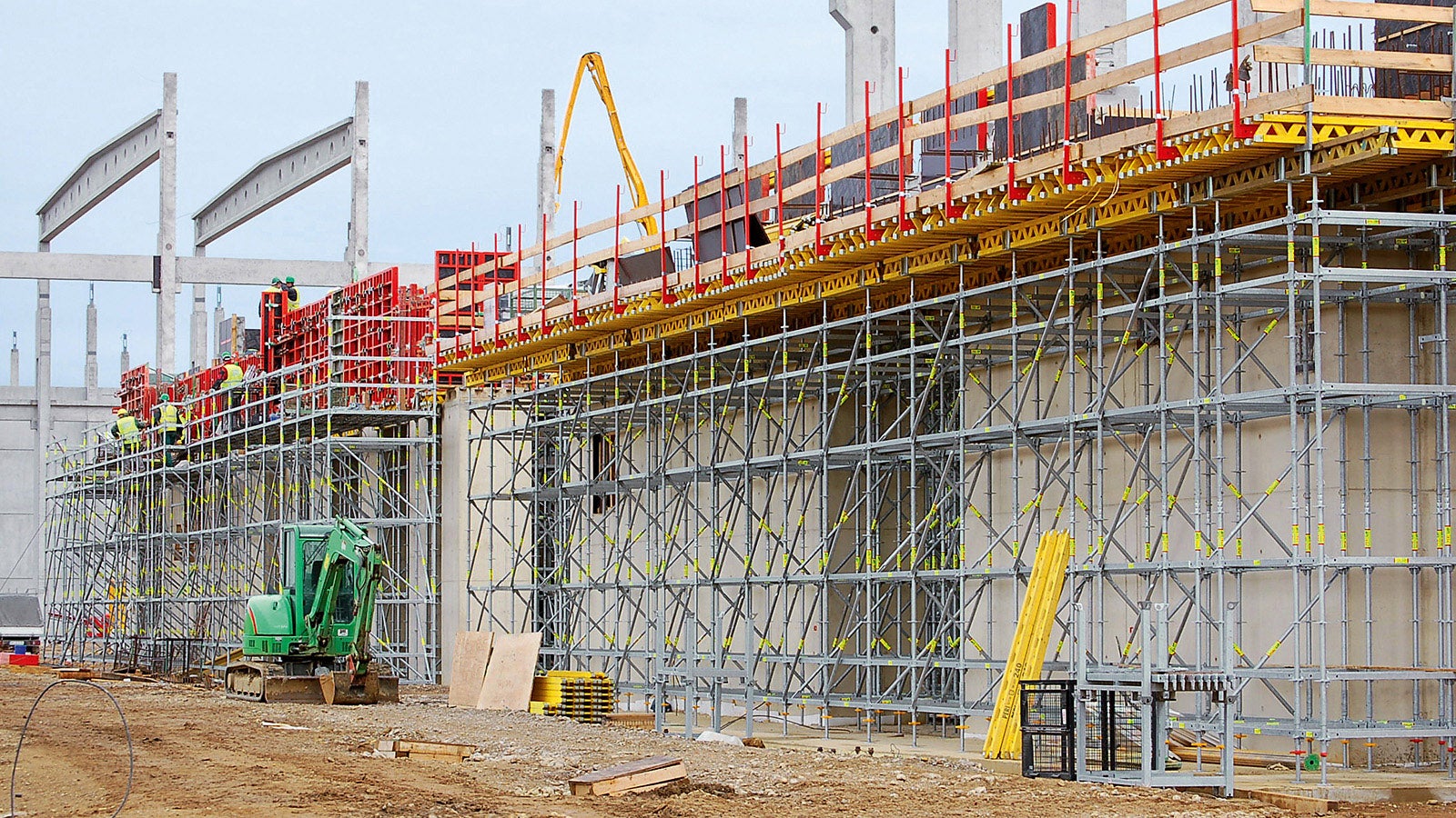 PERI UP Rosett served as shoring for the cantilevered cast in-situ concrete slab and as a working platform for placing the TRIO external formwork.
