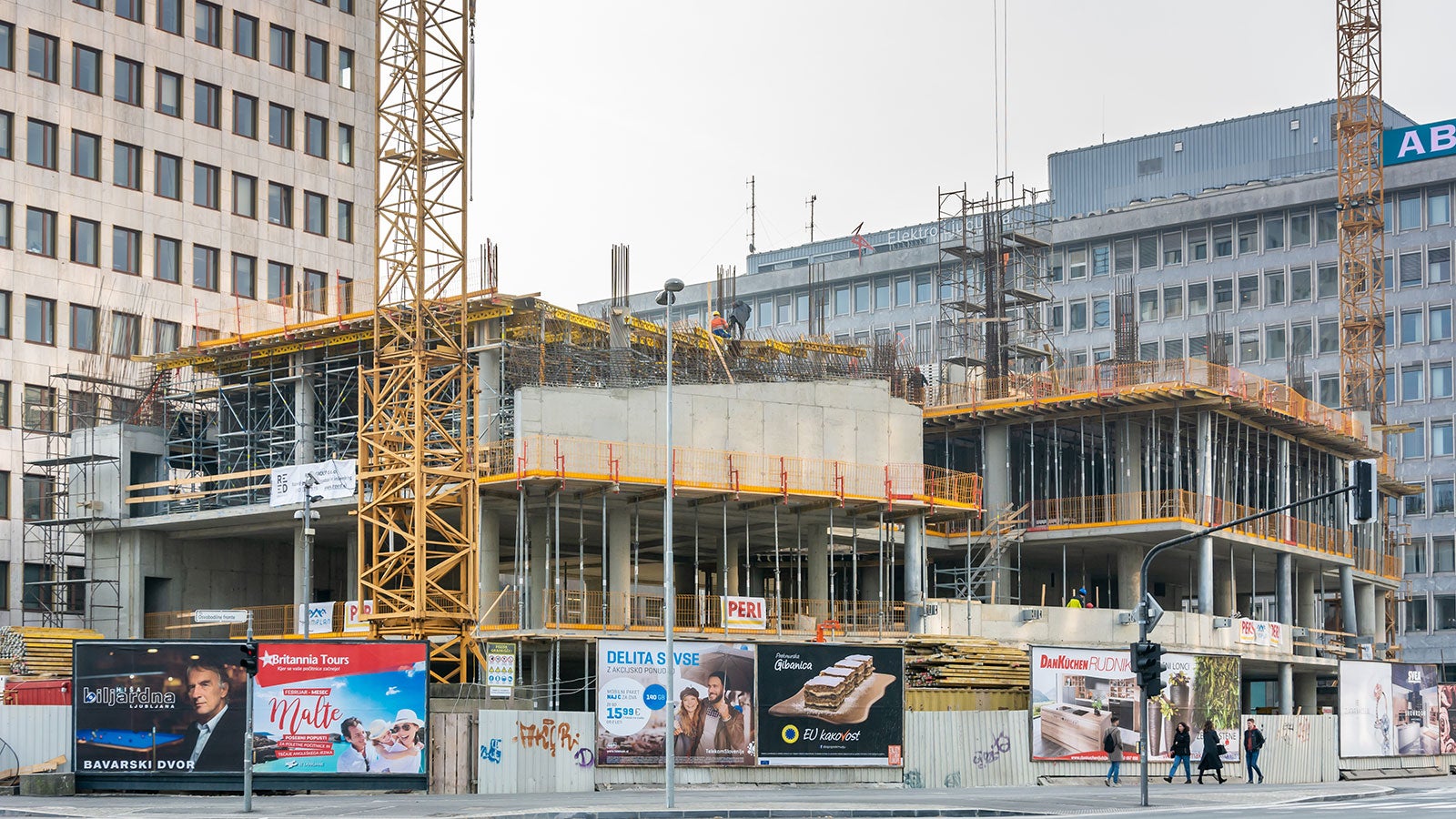 Za dodatnu razliku u visini etaže PERI je isporučio duže PEP podupirače za stropnu oplatu.