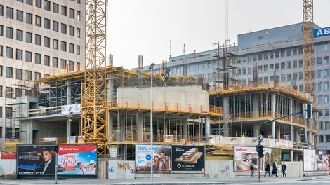 Za dodatnu razliku u visini etaže PERI je isporučio duže PEP podupirače za stropnu oplatu.