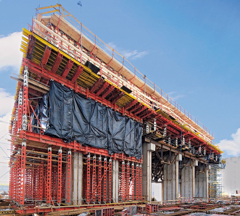 The 3 m thick reinforced concrete bearing for the turbo-generator was installed at a height of 18 m - for this, HD 200 heavy-duty props were combined with HDT main beams.