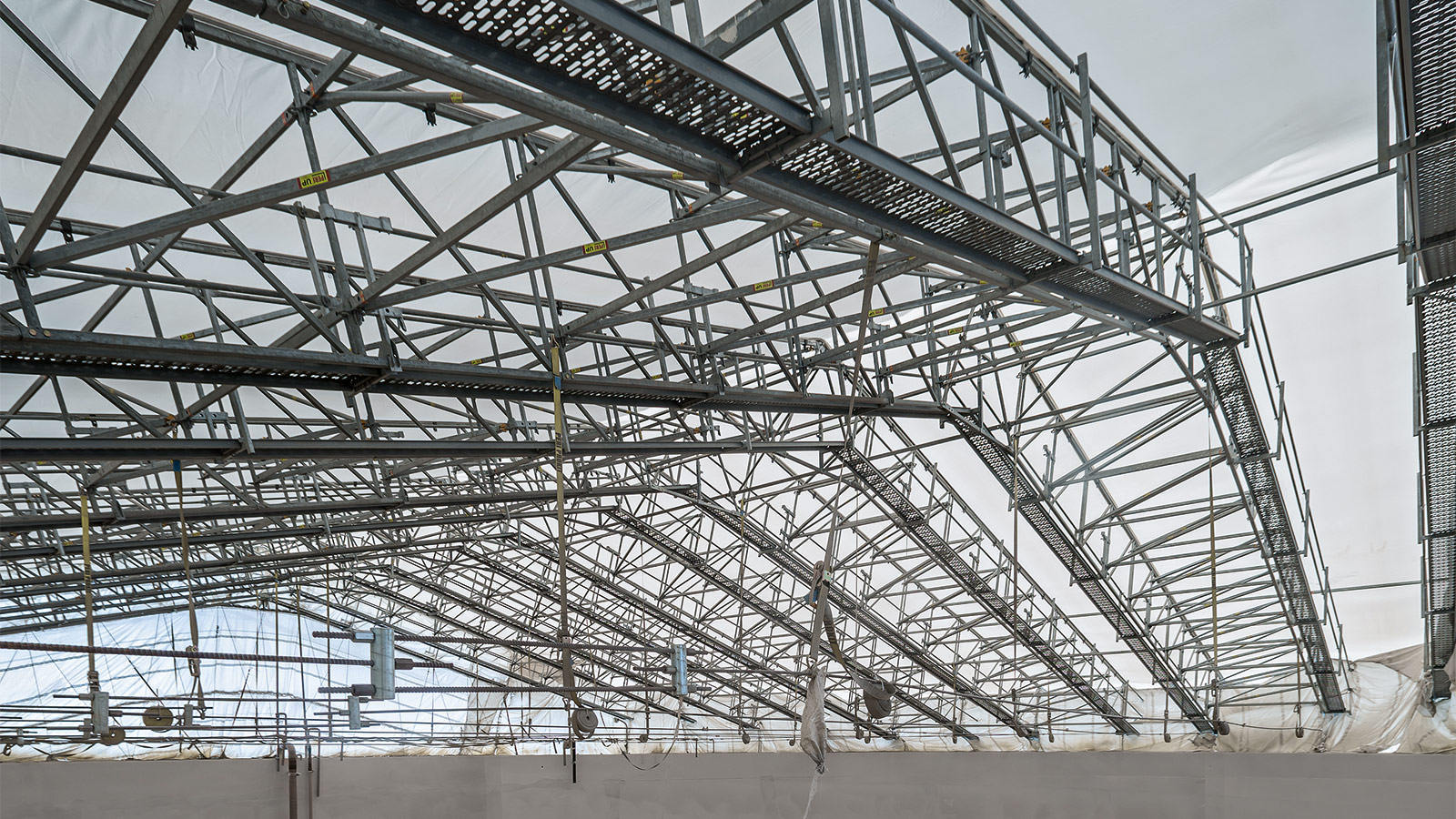 Walkways along the LGS truss segments ensured safe access during assembly and dismantling as well as temporary opening of the roof.