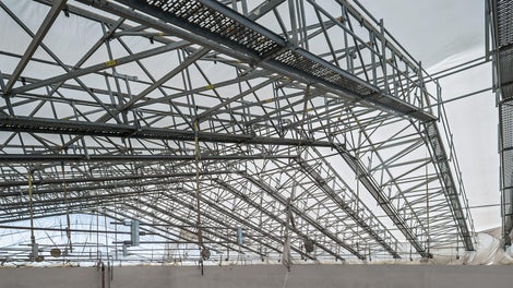 Walkways along the LGS truss segments ensured safe access during assembly and dismantling as well as temporary opening of the roof.