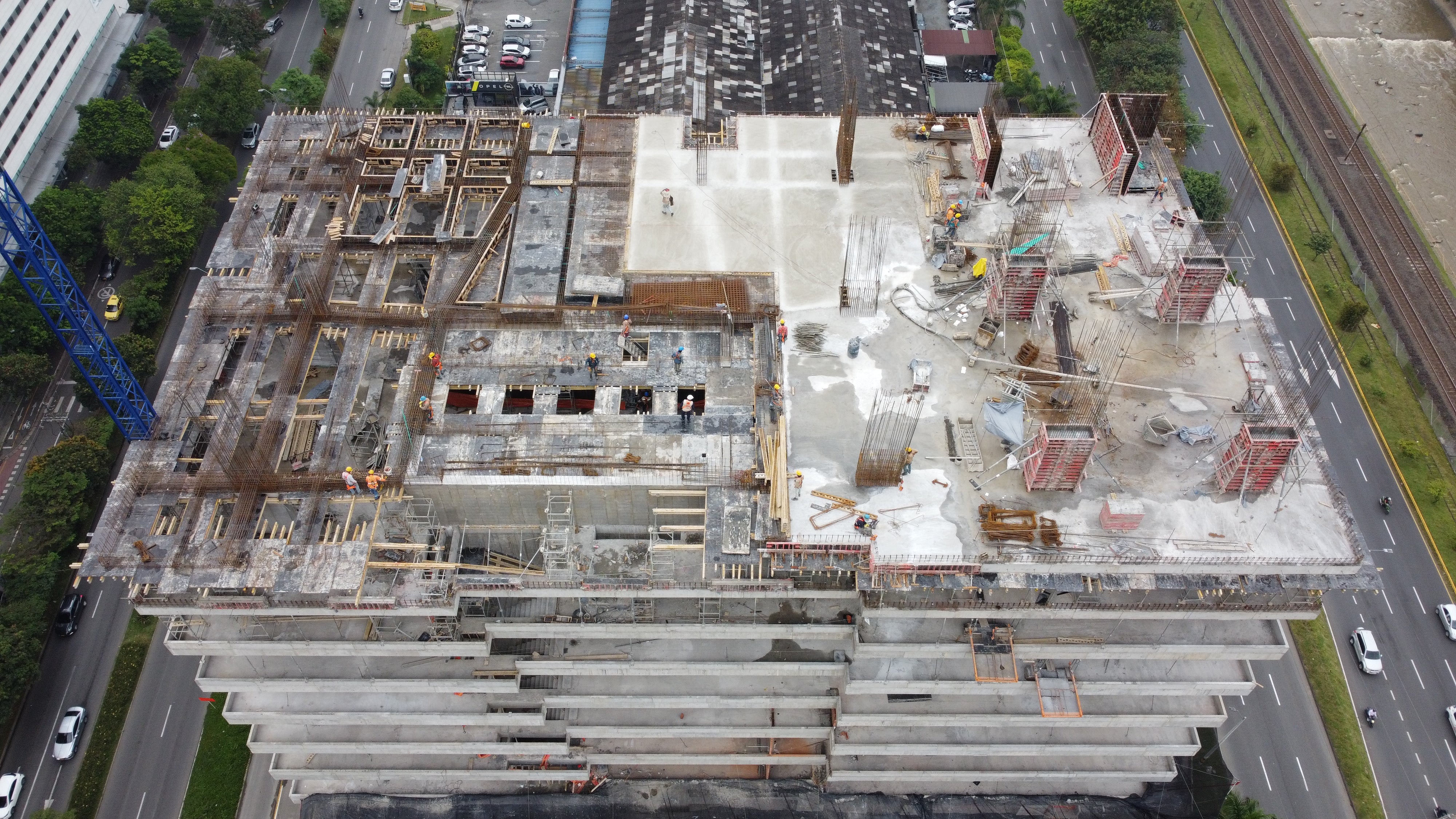 Sistemas de encofrado LIWA y HANDSET ALPHA para muros, pantallas y columnas.