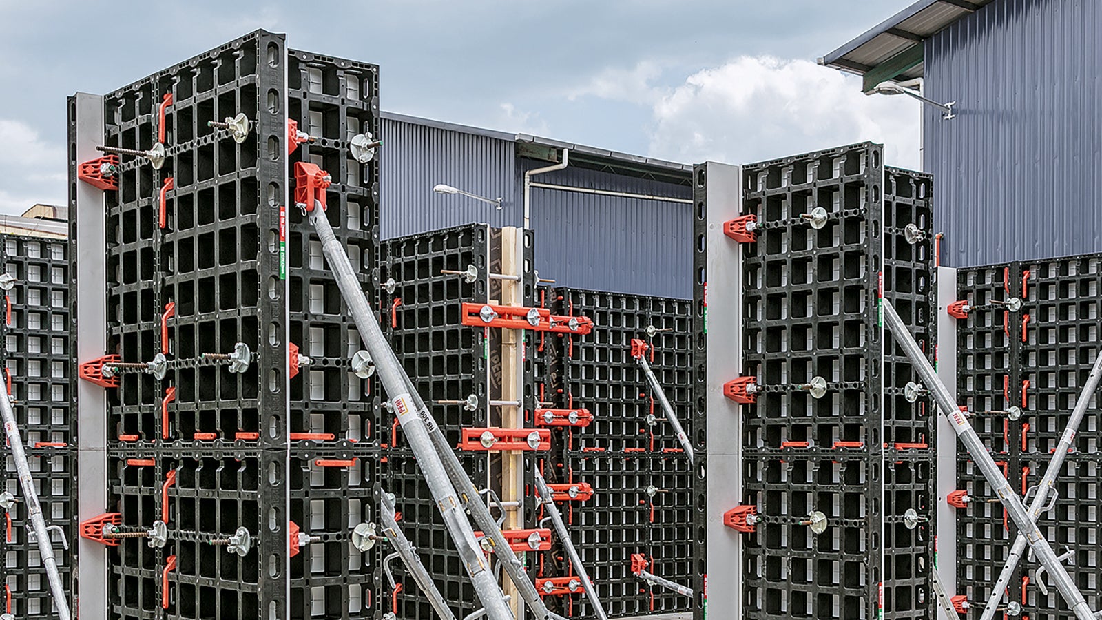 <p>Columns can also be constructed quickly and easily with DUO. By cleverly combining DUO elements, rectangular and square cross-sections can be created in no time at all. The nearly tool-free connection technology remains the same.</p><br/>