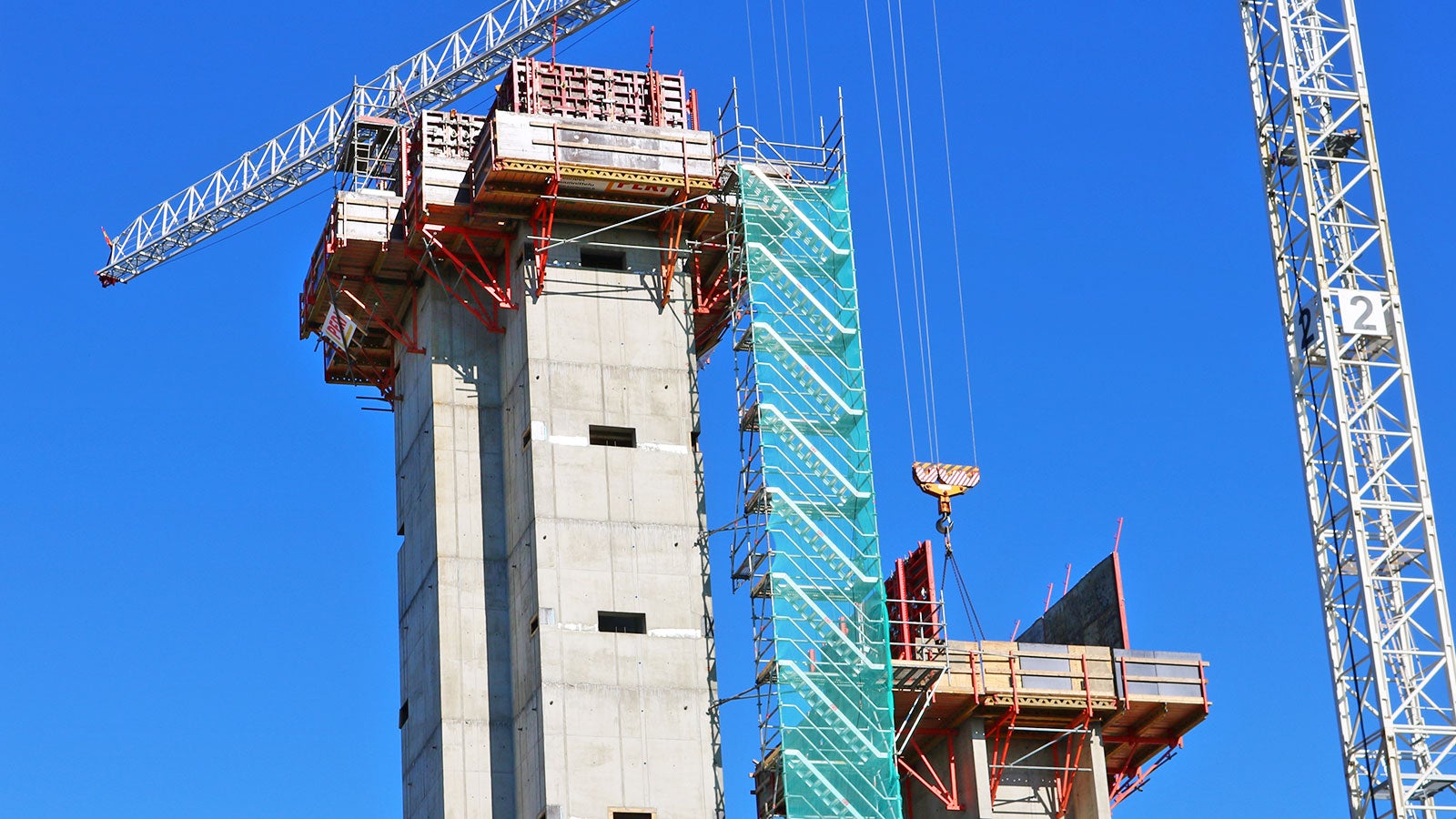 Porras-, hissi- ja nostinkuilut ovat noin 40 m korkeita.