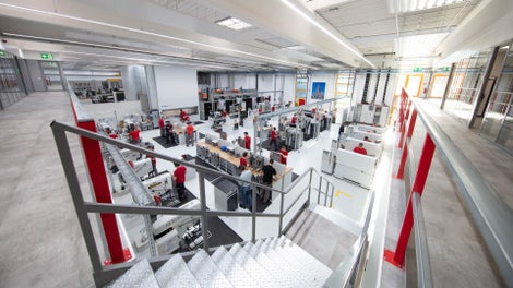 Unsere Auszubildenden bilden einen wertvollen Teil der Belegschaft – auf sie übertragen wir unser Wissen und unsere Erfahrung. Mit Ihrem Engagement und den Fachkenntnissen, die Sie während der Ausbildung erwerben, gestalten Sie die Zukunft von PERI aktiv mit.