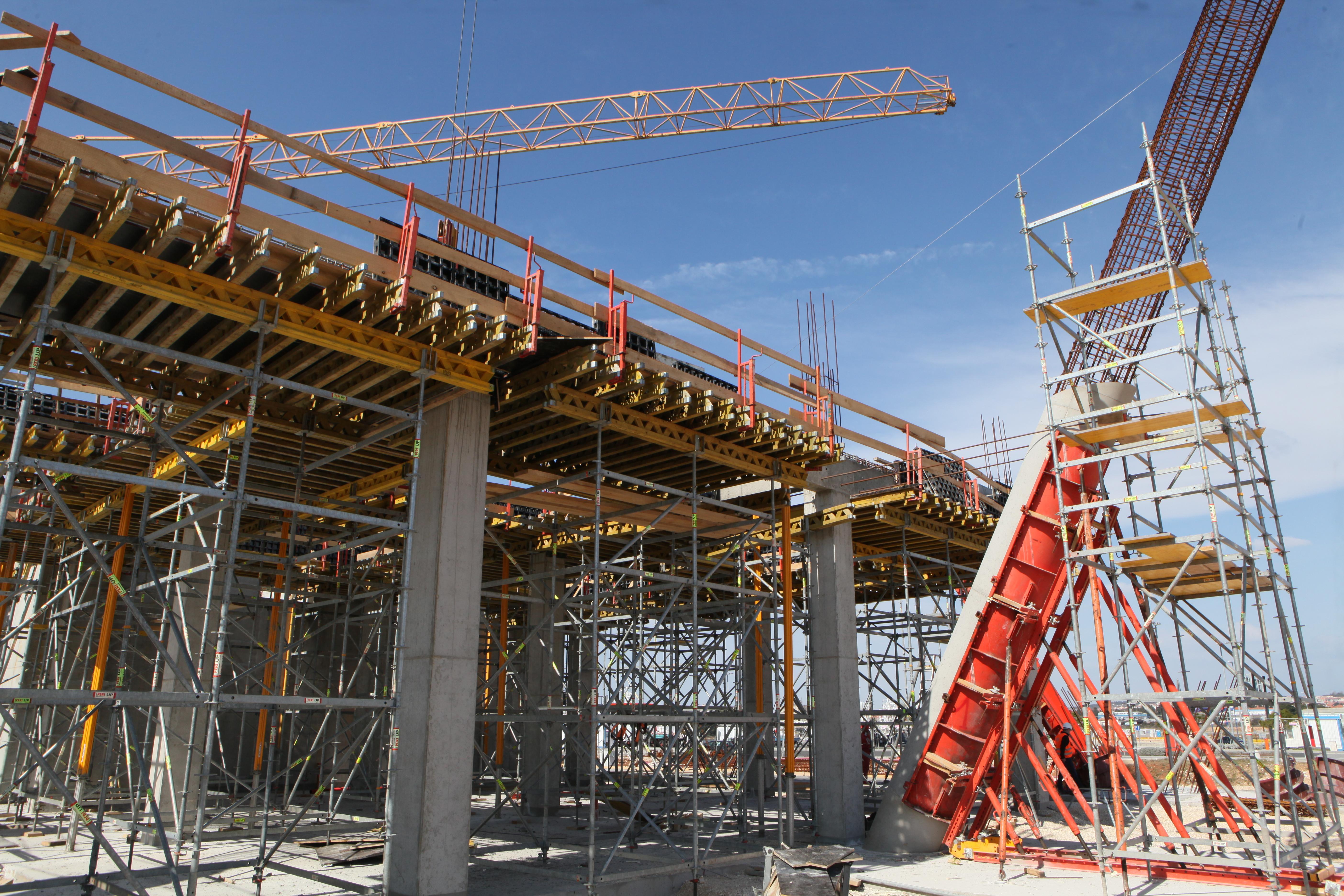 Stropni stolovi od GT 24 nosača na PERI UP Rosett tornjevima