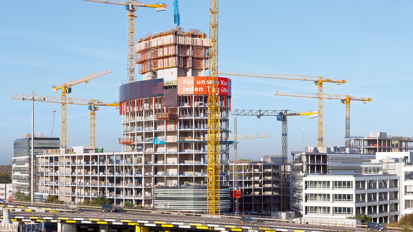 Der Vodafone Campus in Düsseldorf wird dominiert von einem markanten, 76 m hohen Büroturm.