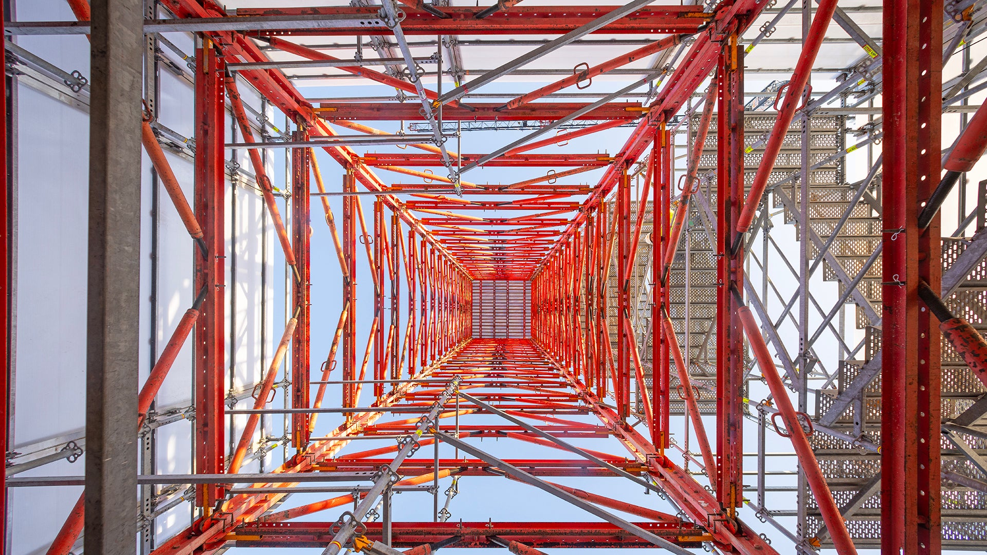 Die beiden Baukastensysteme VARIOKIT und PERI UP lassen sich nahezu unbegrenzt kombinieren.