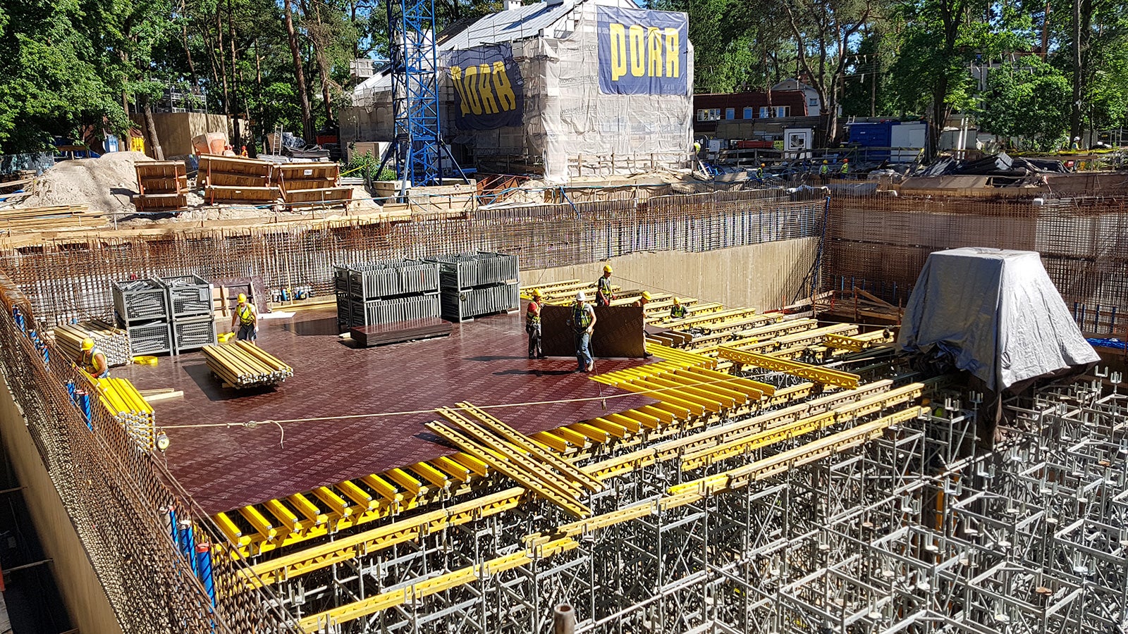 Montaż poszycia z dźwigarów kratowych GT 24, pełnościennych VT 20K oraz sklejki na wieżach ST 100 w Hali Wystawy.<br/>