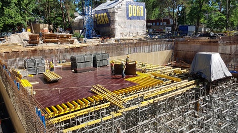 Montaż poszycia z dźwigarów kratowych GT 24, pełnościennych VT 20K oraz sklejki na wieżach ST 100 w Hali Wystawy.<br/>